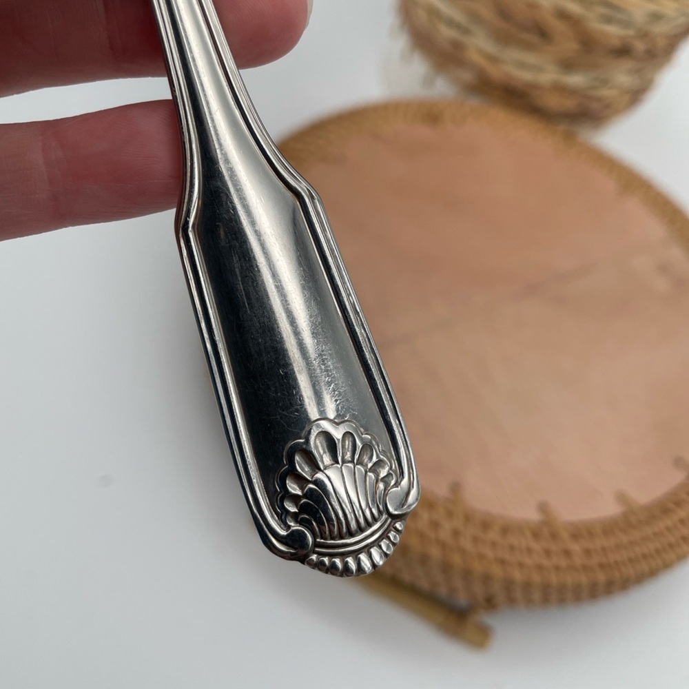 Oneida Shell Pattern Serving Fork—pre owned - Picture 9 of 11